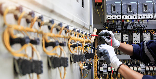Professional Electrician technician working in Glendale, CA